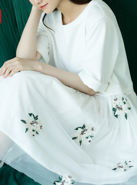 SUIN2026春夏新文艺宽松甜美气质白色针织拼纱圆领绣花连衣裙女