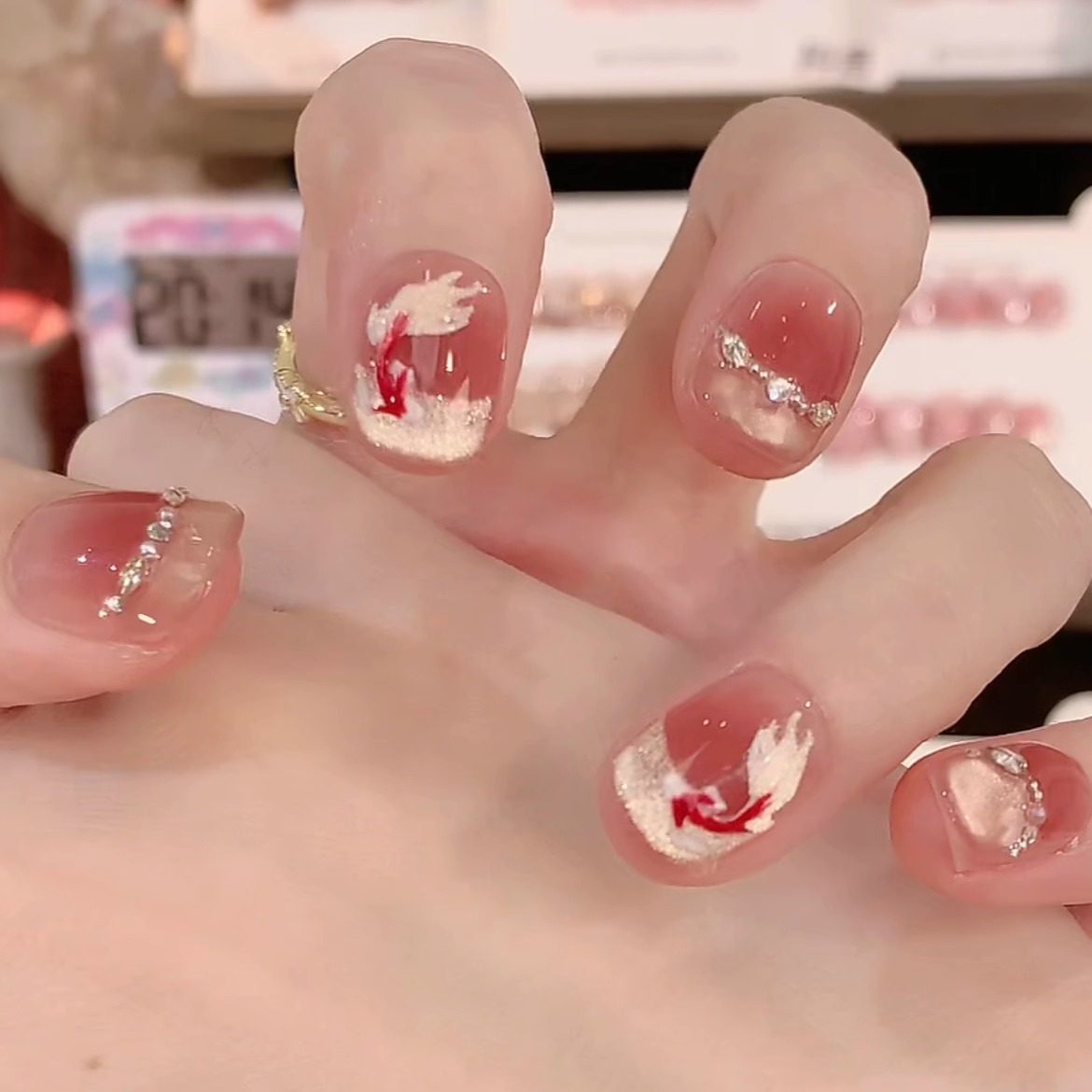 鲤跃龙门 纯手工法式猫眼穿戴甲新年粉金鲤鱼显白气质战甲减龄款,彩妆/香水/美妆工具,穿戴甲/甲片,淘宝优惠券,粉丝福利购,淘宝优惠卷