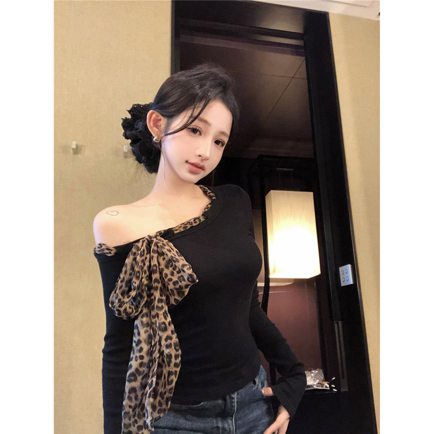 性感豹纹绑带斜领露肩辣妹上衣女