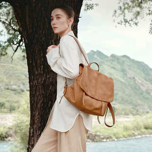 宋佳同款2025新款植鞣羊皮信使系列简约邮差双肩包大容量电脑背包