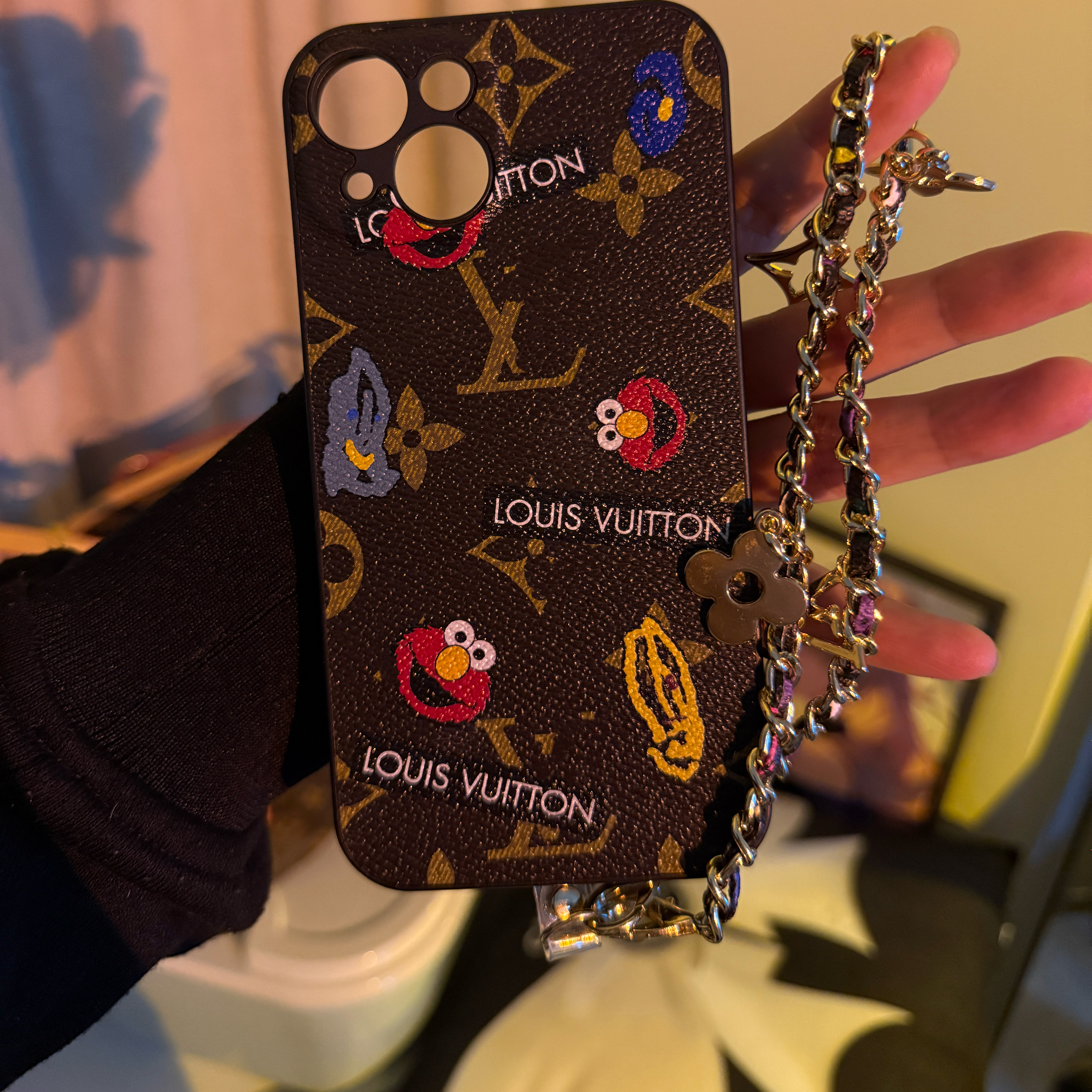 潮牌芝麻街全包轻奢时尚小众日韩适用iPhone17promax苹果16pro手机壳15精孔四叶草链条14