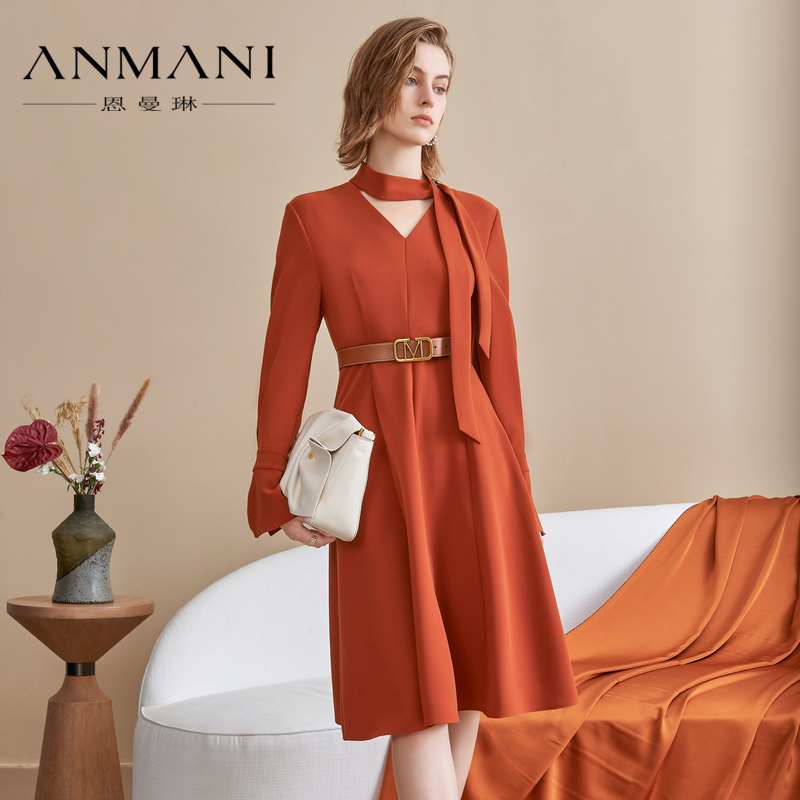 款气质简约V领纯色收腰A字连衣裙