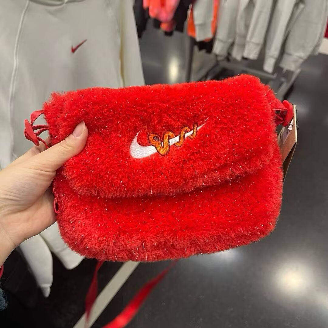Nike耐克潮流时尚单肩包毛绒斜挎包男女手提包新款红色小包休闲包