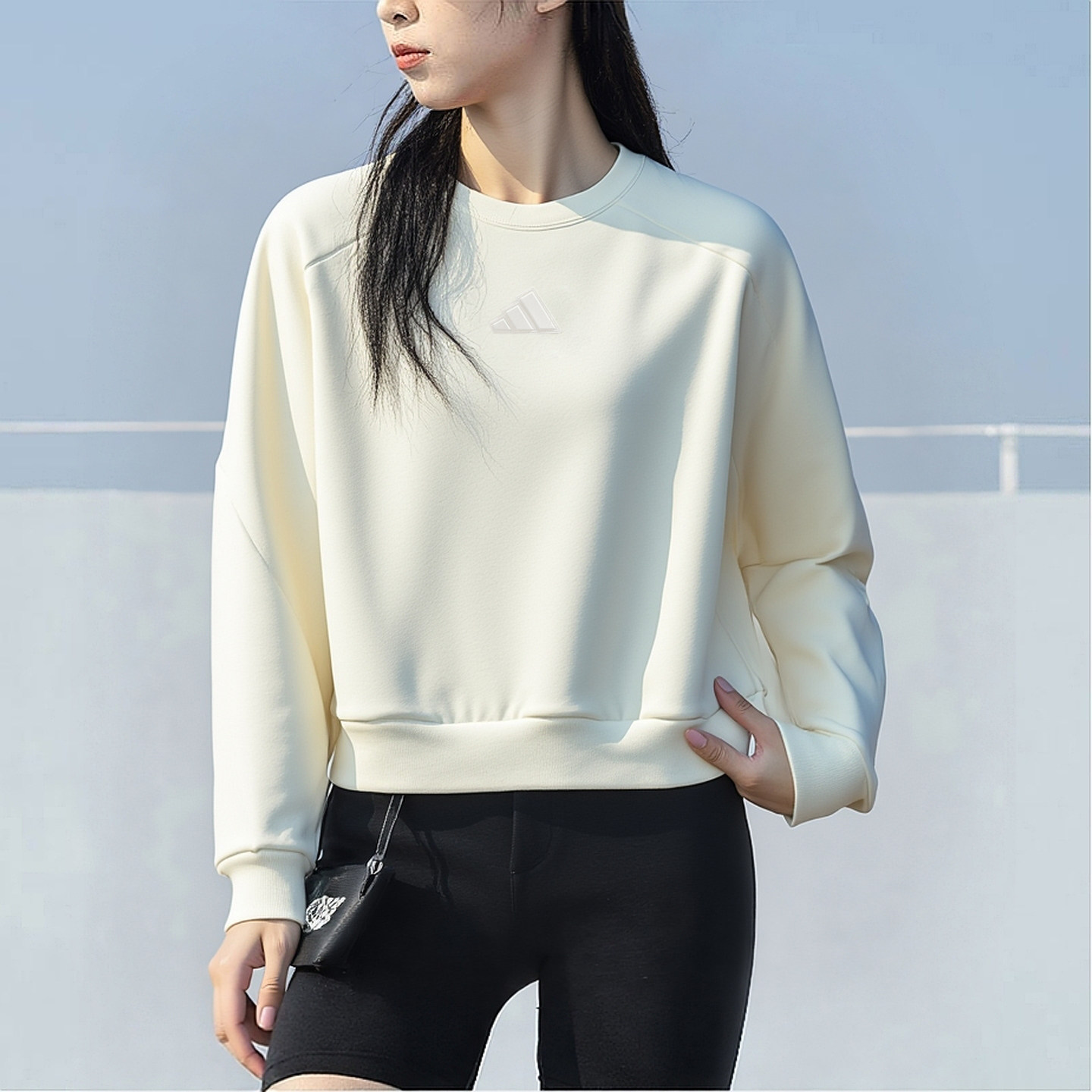 阿迪达斯白色卫衣女秋季