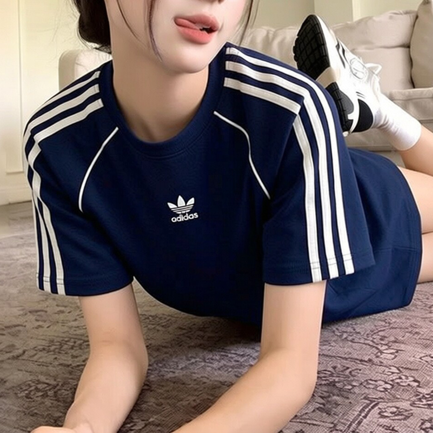 阿迪达斯三叶草短袖女t恤