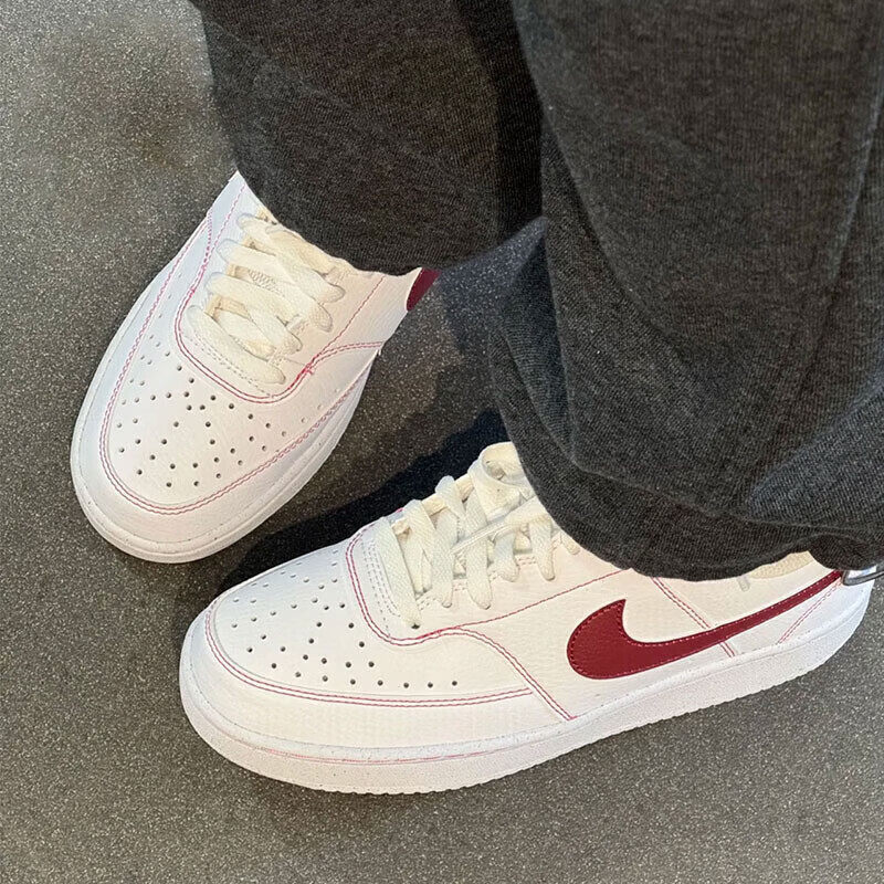 Nike耐克2026年新款女子白红配色板鞋休闲运动风透气小白鞋潮流