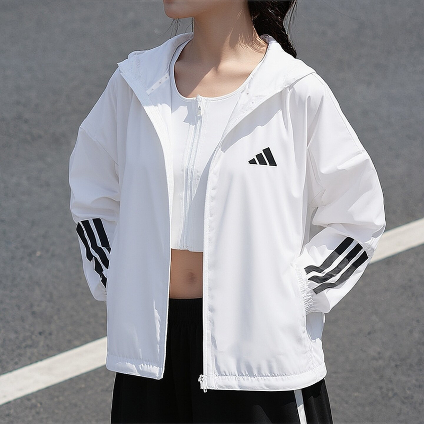 Adidas白色外套女防风衣夏季正品透气梭织连帽快干宽松运动夹克