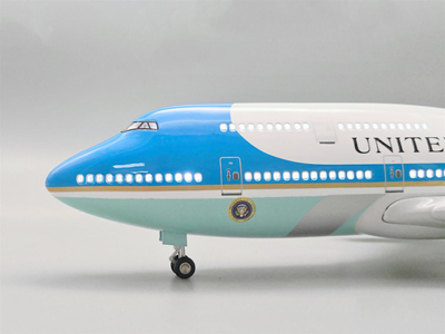 细节拉满细节1:200复刻747空军一号模型蓝白图腾掌上重现空中白宫