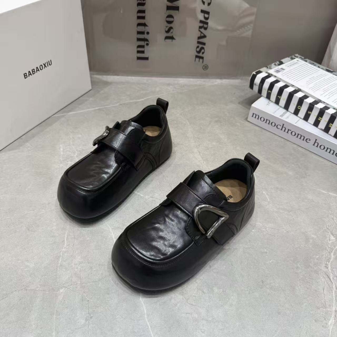 英伦风魔术贴乐福鞋日常女2026冬高颜值一脚蹬厚底一字扣带小皮鞋