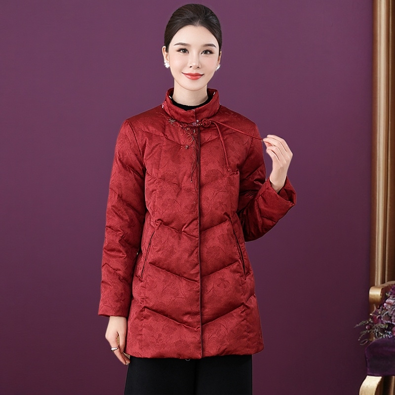 2025年冬季獭兔毛领刺绣新款防寒服年轻妈妈中长款90白鸭绒羽绒服