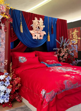 婚房布置装饰红蓝撞色布幔结婚女方卧室床头背景墙高级中式婚礼kt