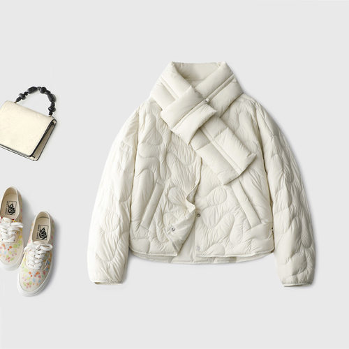 一穿封神的纸片人云朵羽绒服 立体剪裁廓形 围脖暖得轻盈又高级