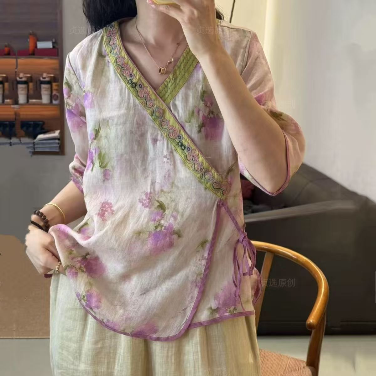 文艺复古百搭刺绣衬衫女夏季新款V领斜襟印花宽松文艺上衣