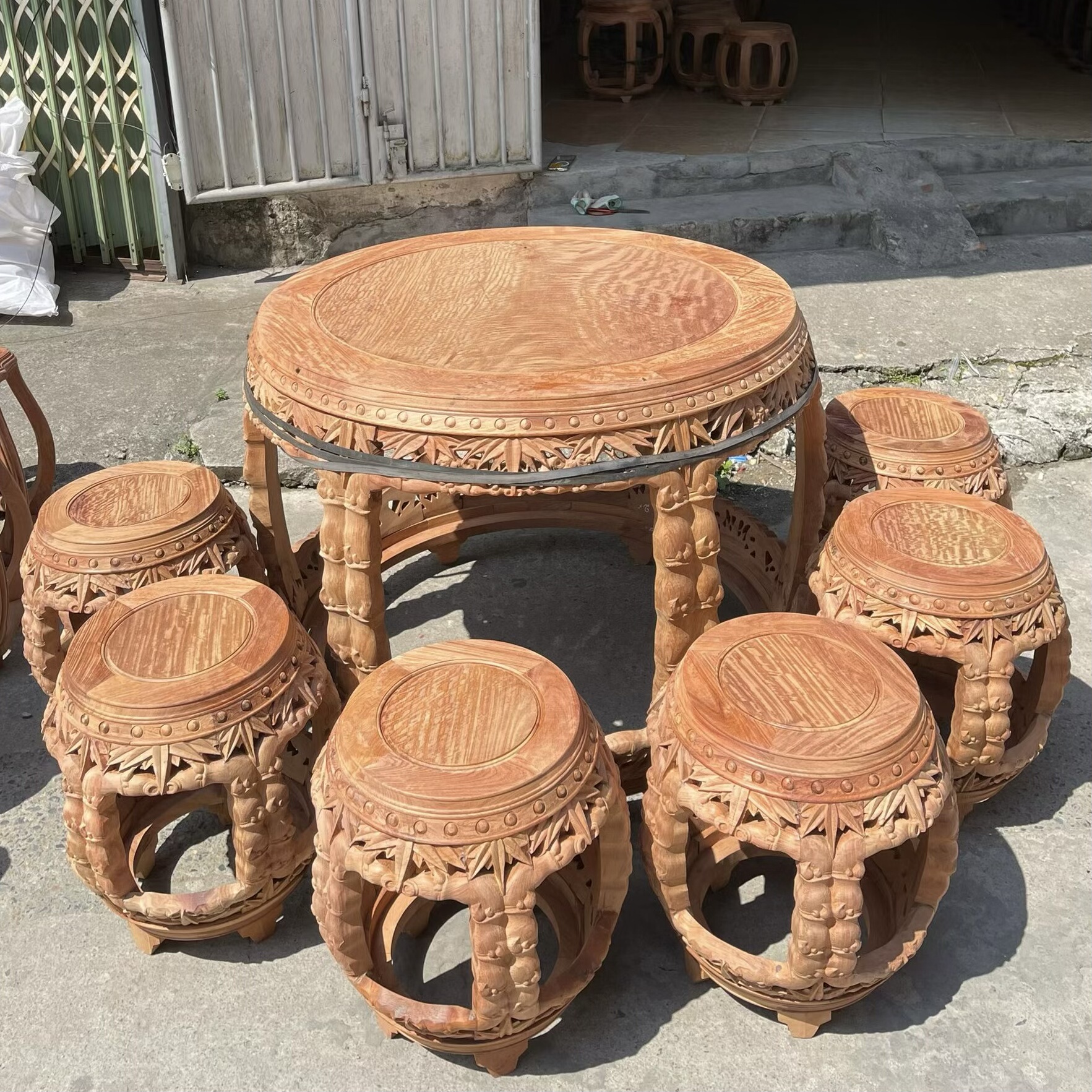 缅甸花梨木餐桌红木家具圆桌大果紫檀圆竹节鼓台原木餐桌子加工