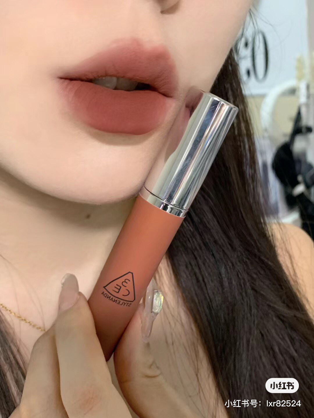 一键入秋~新品3CE奶唇泥唇釉哑光雾面丝绒显白布朗尼持久肉桂口棕属于什么档次？