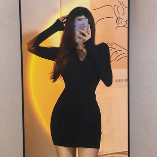 春秋季纯欲甜辣风黑色长袖短裙高级感包臀裙子后妈女款针织连衣裙