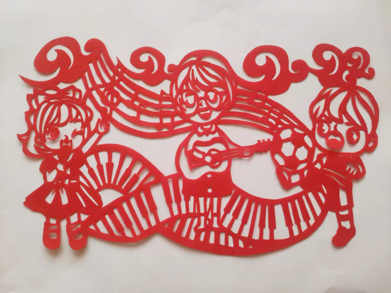 校园 课间活动 唱歌 踢足球红色剪纸窗花装饰画黑板报手工成品a4