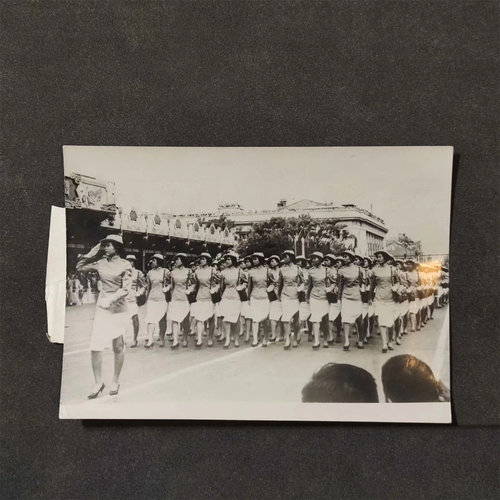 1963年 民国 中国女兵 阅兵典礼 国庆阅兵 蛋白照片 原版杂志相片