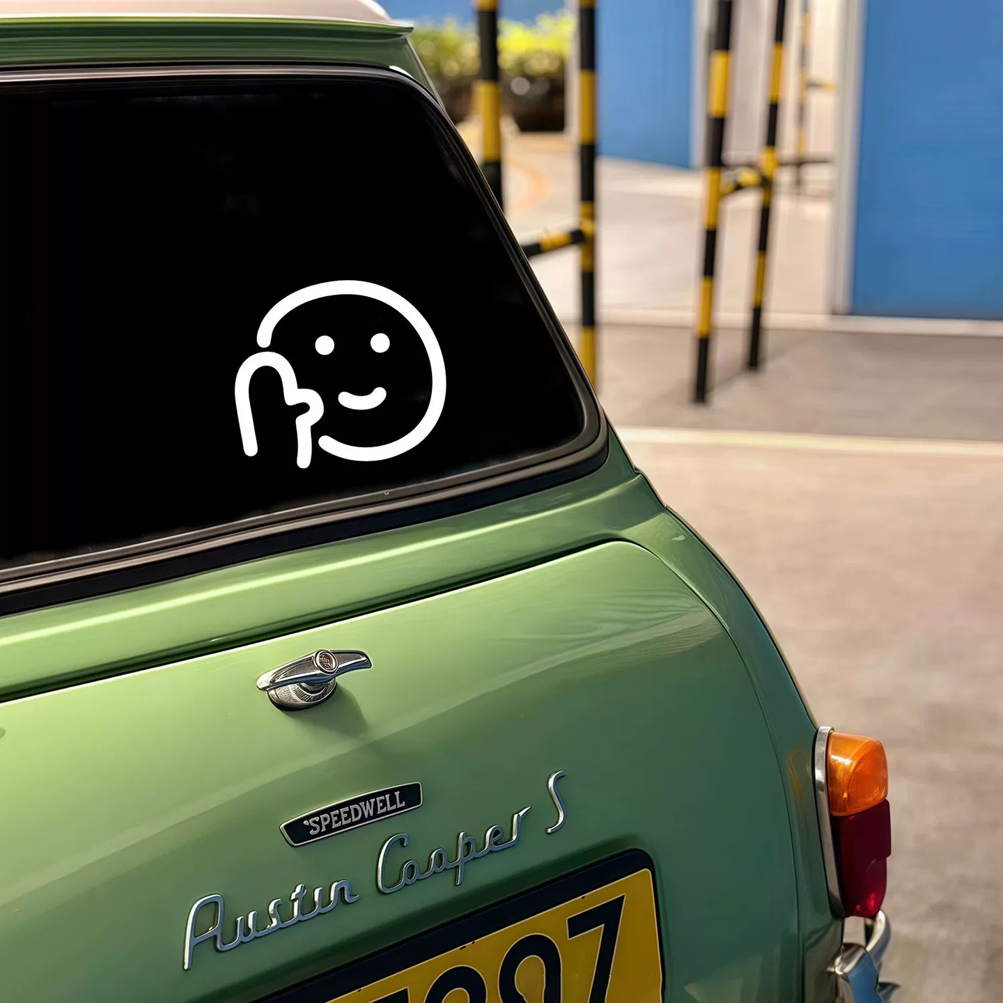 搞怪可爱招手表情后挡风玻璃车贴