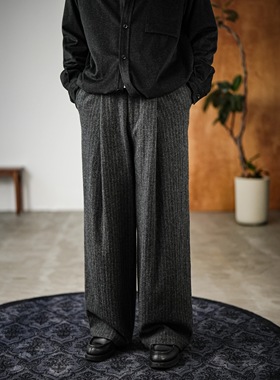 WATEREVER「飞流」纯羊毛深灰色织暗条纹厚垂感单褶保暖直筒西裤