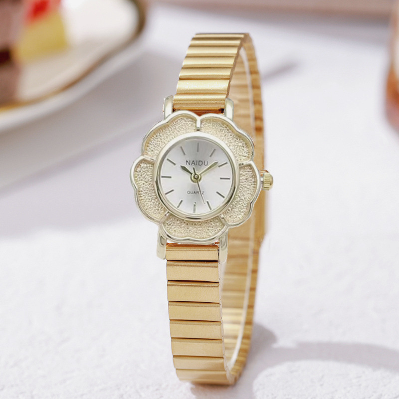 新品爆款复古时尚学生女表气质小巧百搭花形钢带女士手表广州