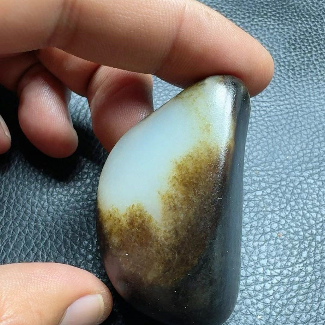 正宗新疆和田玉籽料万年黑皮高脂粉白玉原石玩料把件特色真皮无修