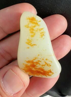 新疆和田玉籽料洒红皮高脂粉白玉