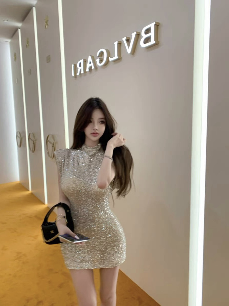 GGQSDZ【人生大女主】全细闪高级感半高领垫肩连衣裙包身裙