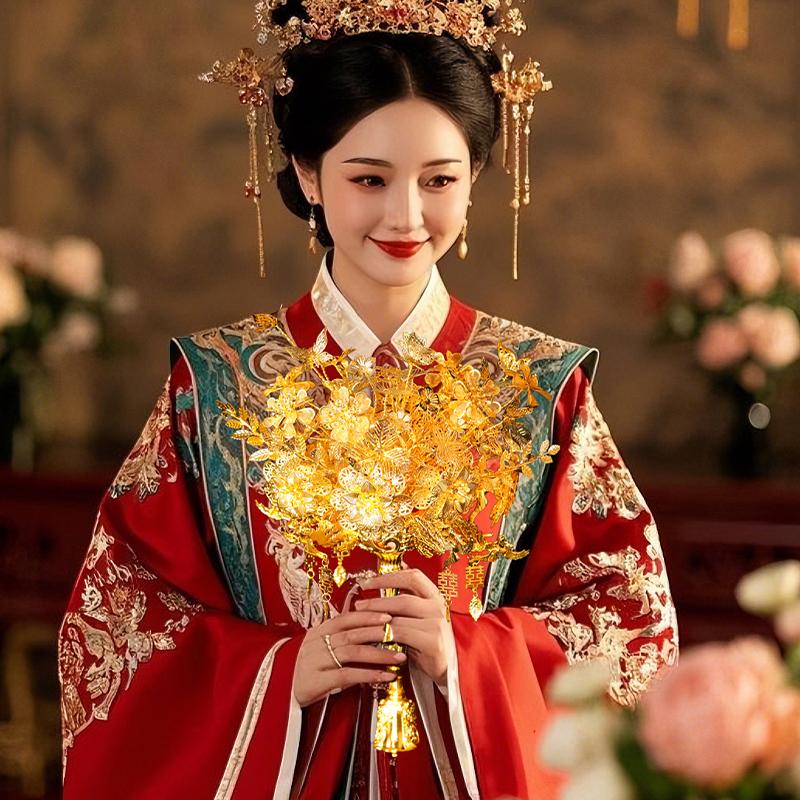 中式婚礼出嫁新娘结婚金色手捧花
