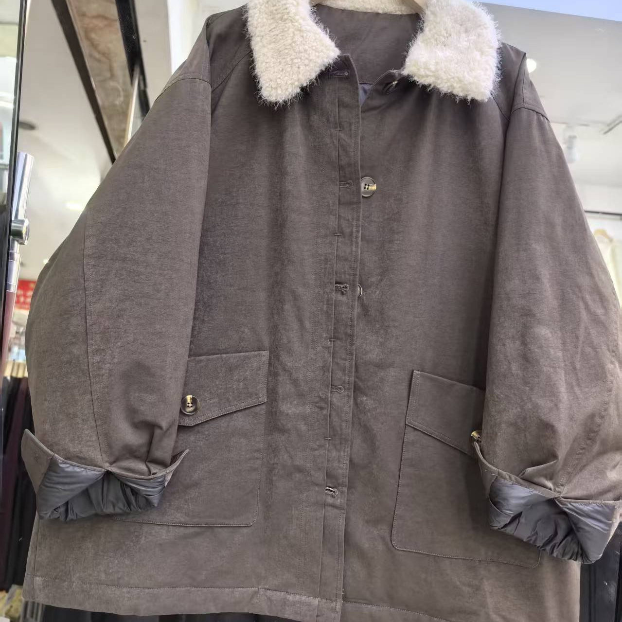 羊羔毛翻领派克羽绒服