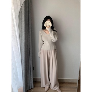 【现货】城南边儿12.8很特别的竖坑条小蛮腰毛衣V领包芯纱厚毛衣