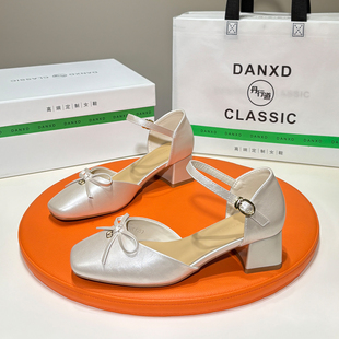 丹行道蝴蝶结粗跟包头凉鞋女2026春新款配裙子一字带方头中空单鞋