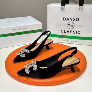 丹行道水钻尖头后空包头凉鞋女2026新款黑色高级感名媛细跟高跟鞋