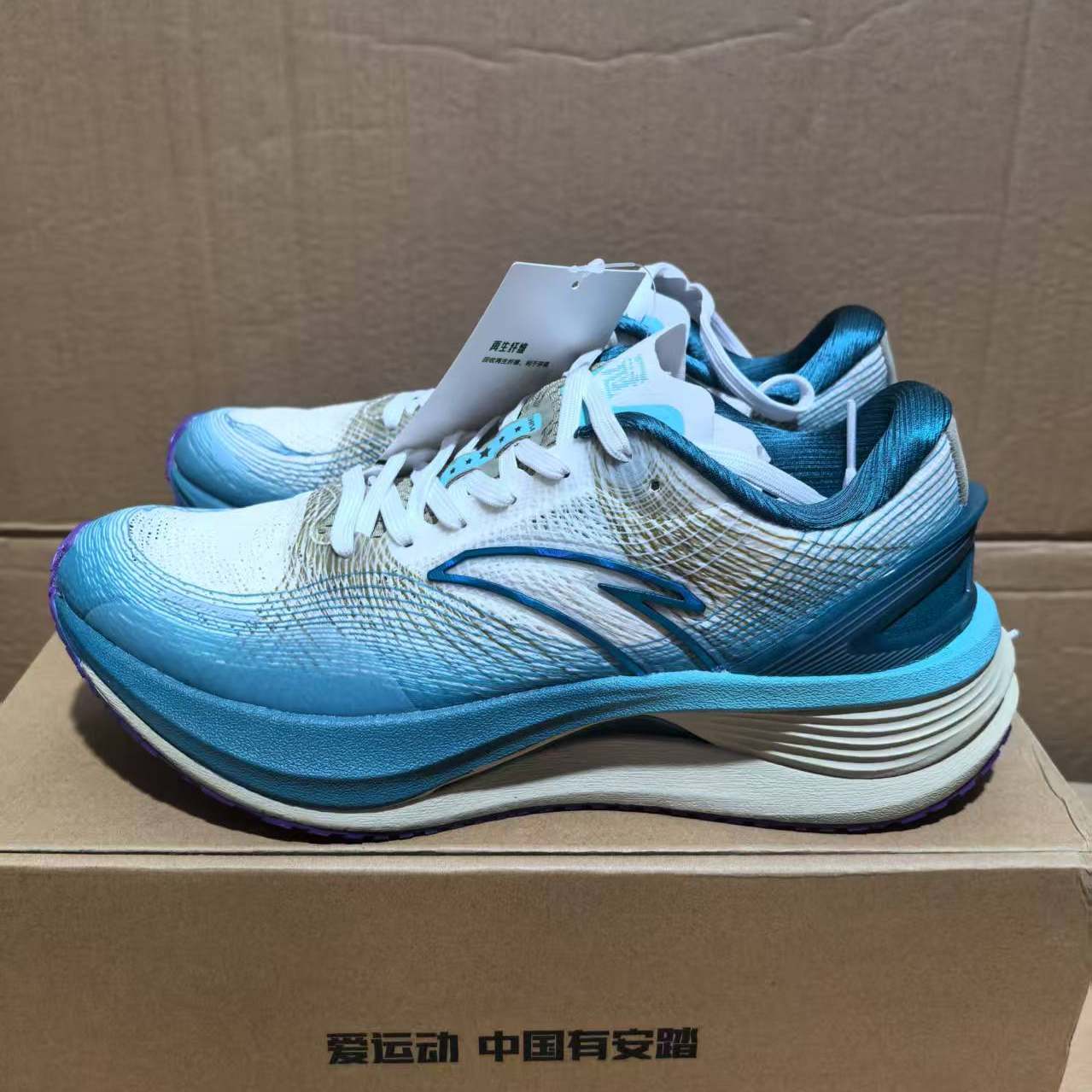 ANTA安踏冠军3Pro舒适减震耐磨低帮跑步鞋男款白绿 112425563-4