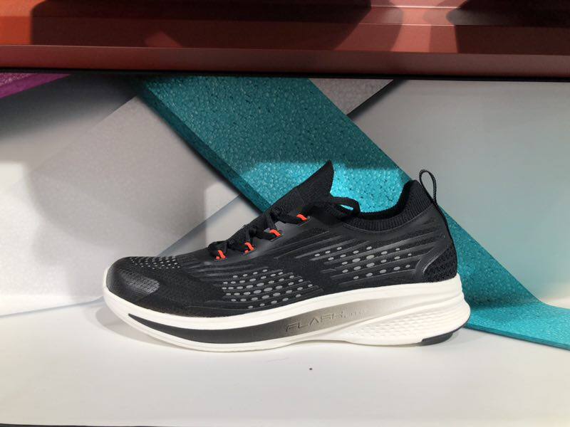 安踏男鞋运动鞋2019夏新款网面透气反光层科技轻便跑鞋男11925542