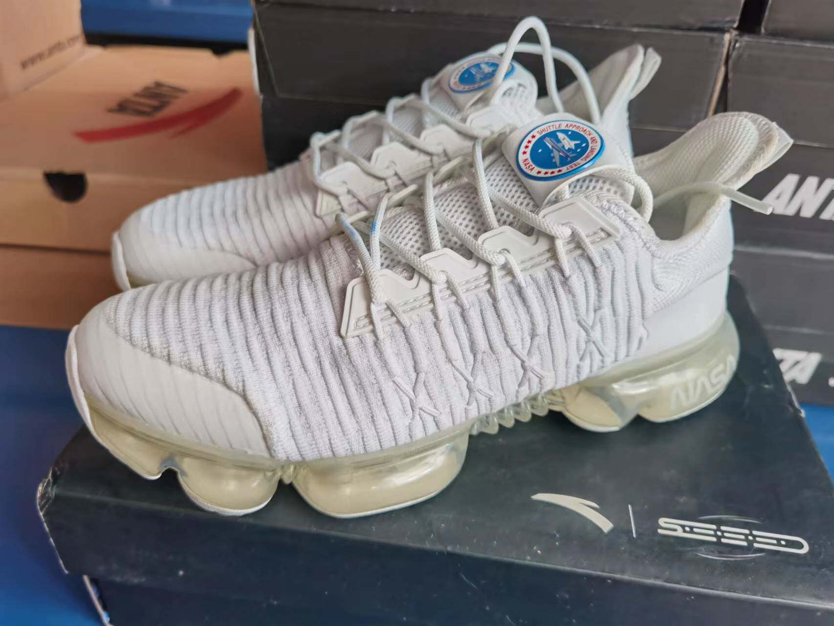 安踏全掌气垫跑鞋女2022夏季新款飞织透气减震防滑休闲 92835500