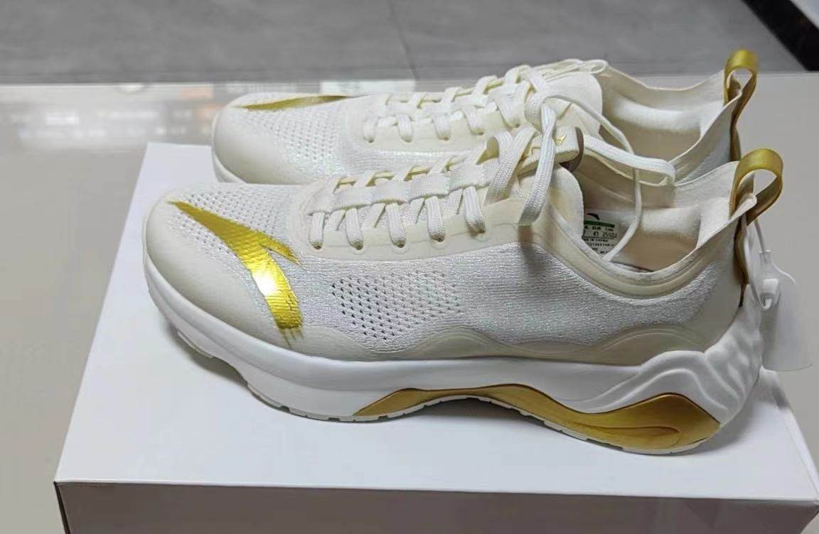 安踏走秀款奥运冠军领奖鞋氮科技缓震跑步鞋女运动鞋122135510a