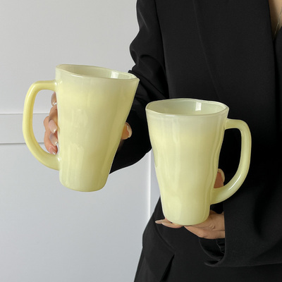 ins风玉黄波纹带把手玻璃杯