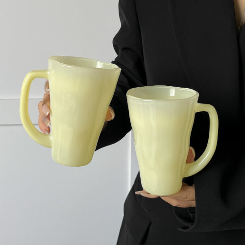 ins风玉黄波纹带把手玻璃杯