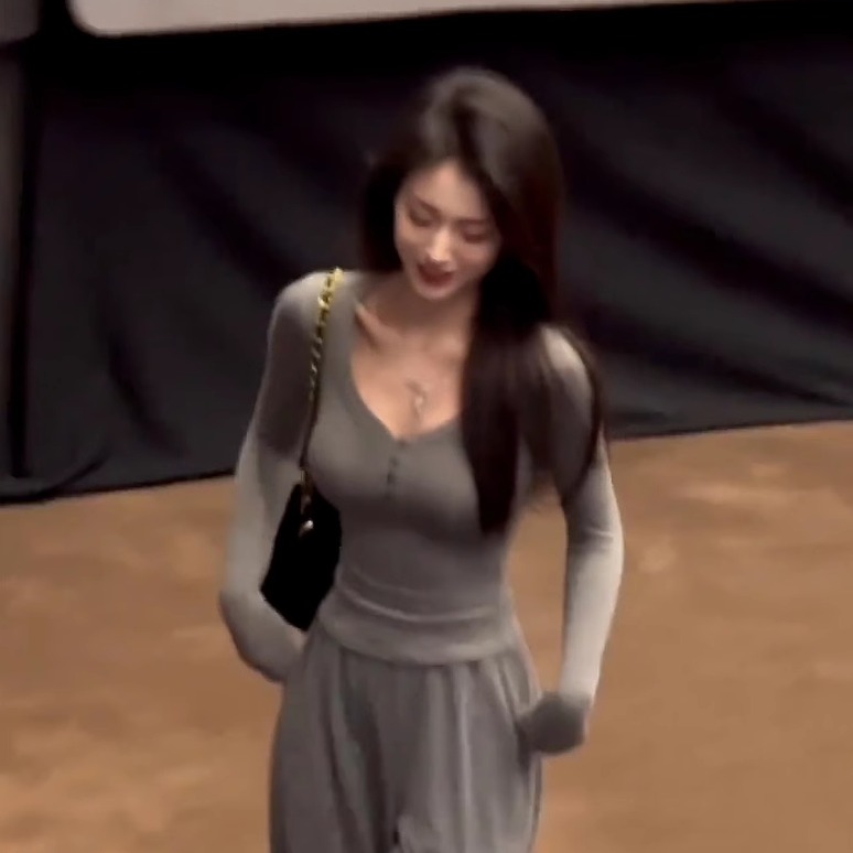 性感灰色纽扣内搭短款上衣