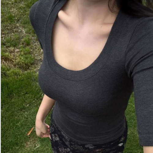 夏季小心机中袖袖T恤女五分袖性感露锁骨体恤打底衫辣妹紧身上衣