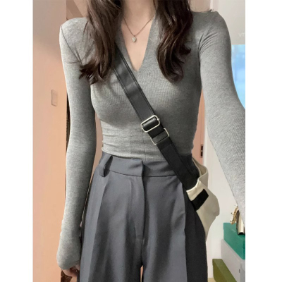 灰色显瘦针织V打底衫女