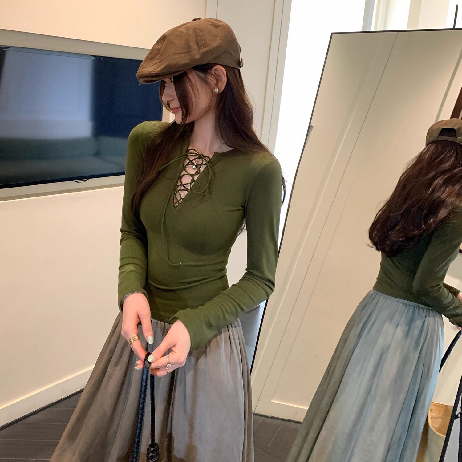 高级感镂空系带v领长袖T恤女秋季2025新款内搭修身显瘦打底衫上衣