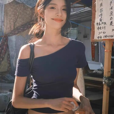 美式辣妹斜肩短袖t恤女夏季新款露肩设计感小众修身短款纯欲上衣
