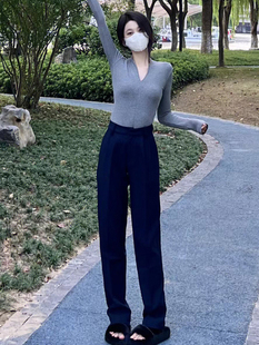性感V领显瘦打底衫女秋季新款洋气浅灰色毛衣修身内搭针织上衣