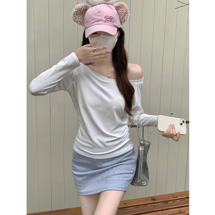 性格小众斜肩露肩t恤女长袖秋季新款宽松显瘦遮肉一字肩辣妹上衣