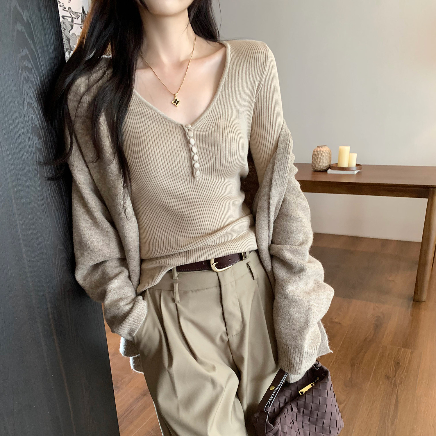 法式纽扣V领毛衣内搭打底针织衫女2026年新款御姐轻熟绝美小上衣
