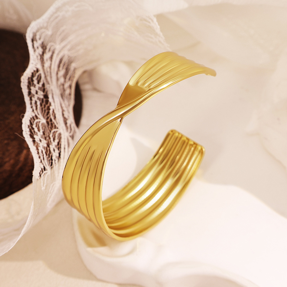 NVOXS原创设计金色不对称几何开口手镯可调节手镯女防水钛钢手饰