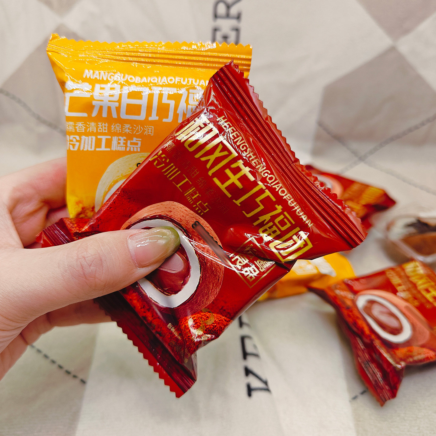 怡鹭良品福团和风生巧芒果白巧