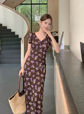 大方得体的法式V领碎花连衣裙女